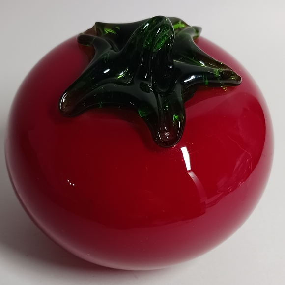 Red Tomato w/ Green Stem Art Glass Blown Paperweight 3.25" Diameter - Picture 4 of 4